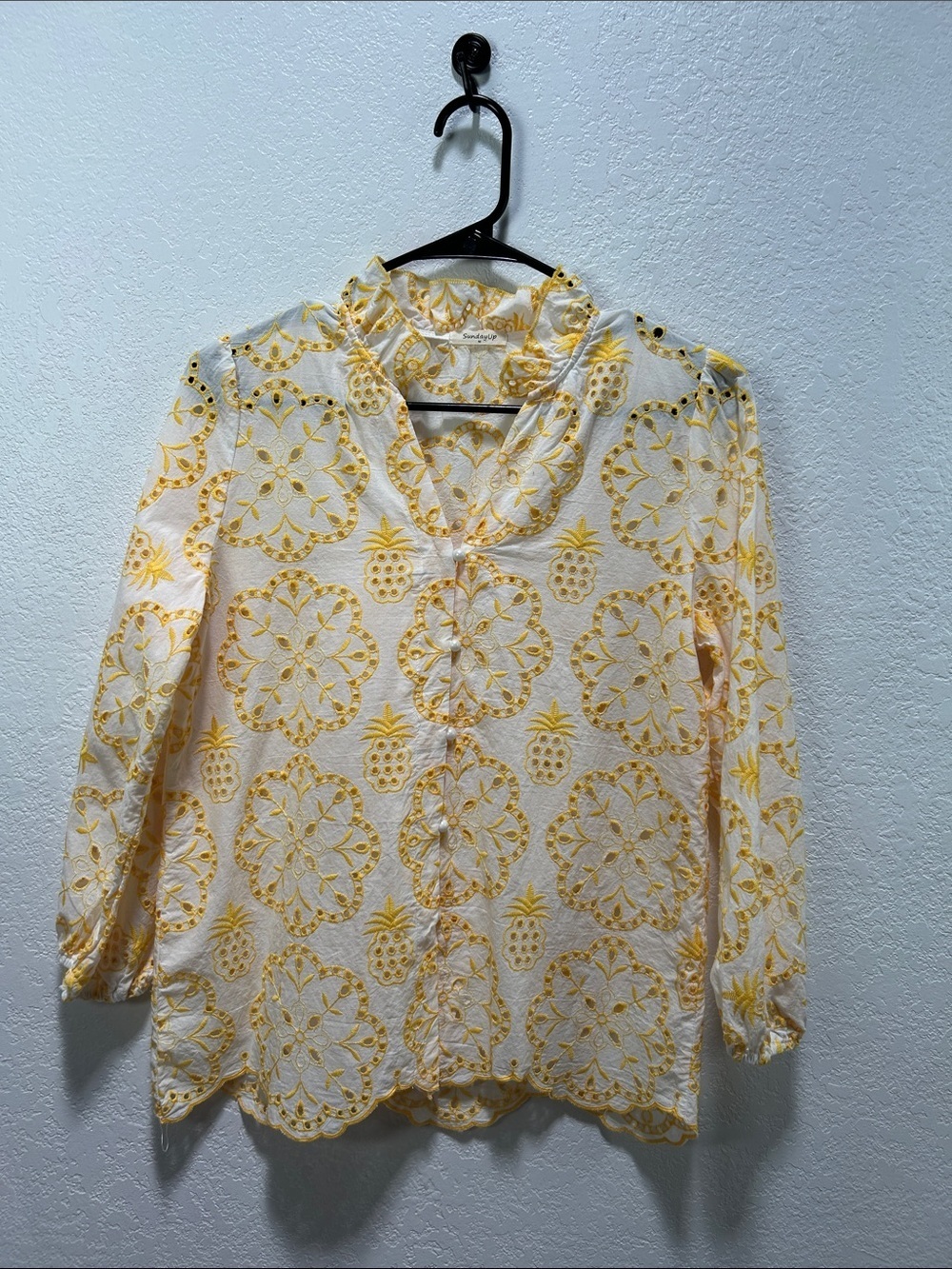 Sunday Up Women’s White Button-Down Shirt with Yellow Pineapple Embroidery Sz M